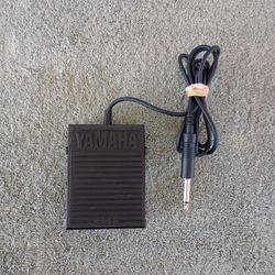 Yamaha FC5 Compact Sustain Pedal for Portable Keyboards, black