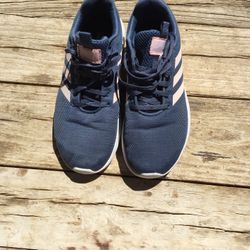 Adidas Size 7/hablo Español