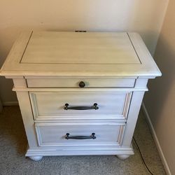 Dresser With USB 
