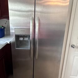 Frigidaire W/ Ice Maker + Water Filtration