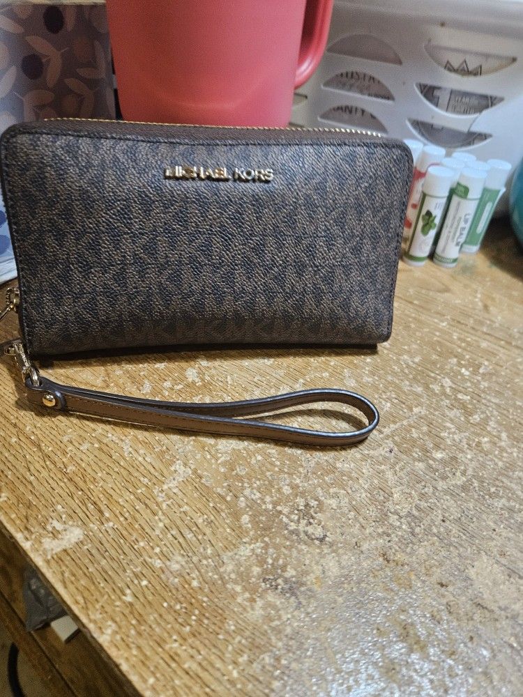 Michael Knors Wristlet