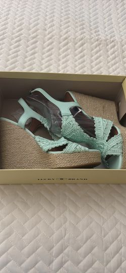 New Ladies 8.5 Shoe W Heel Lucky