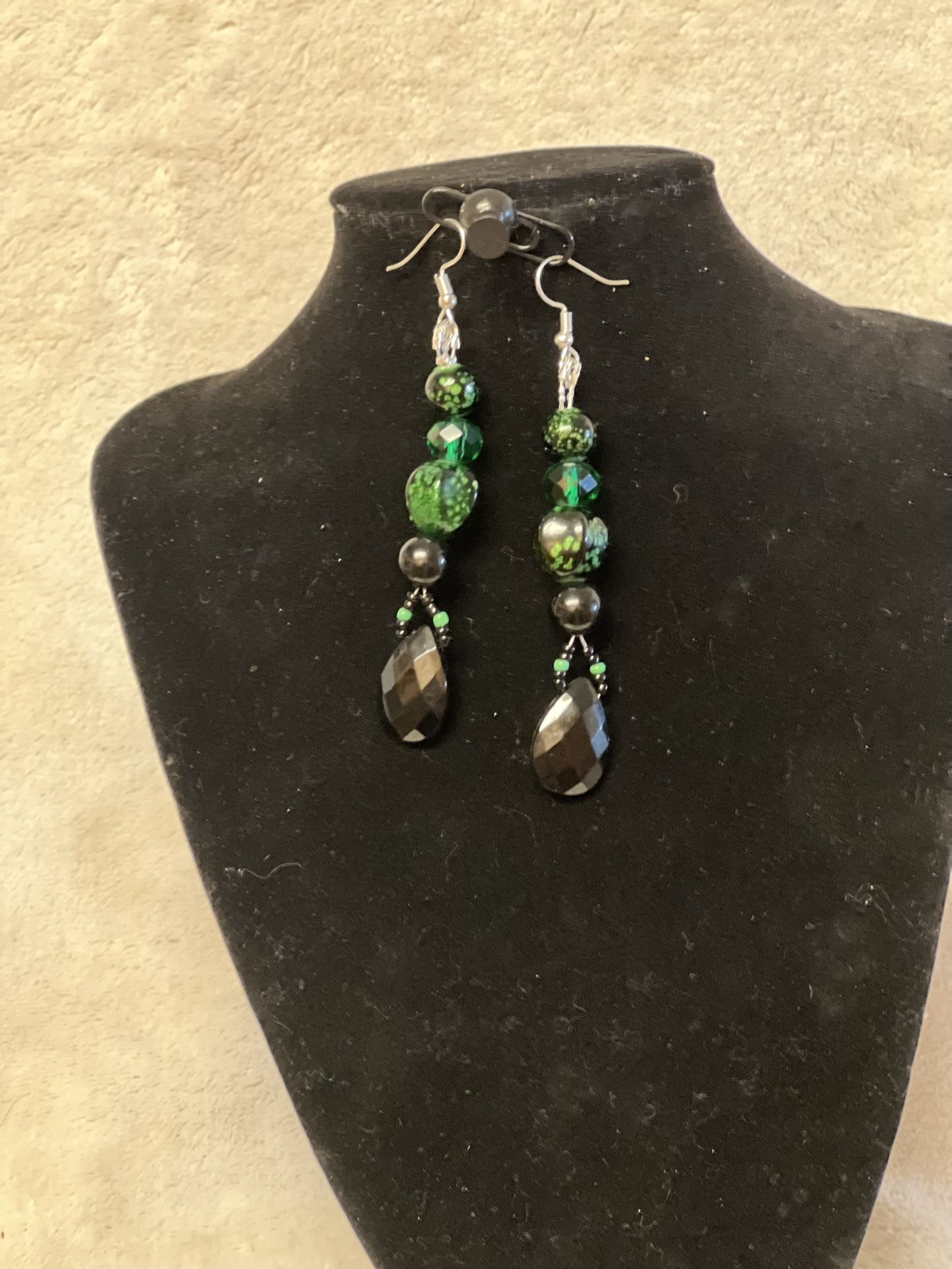 Emerald And Black Necklace And Earrings Set