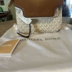 Michael Kors 32H9G06C3B Bedford   New  Legacy Shoulder/Crossbody Bag in Vanilla/Acorn