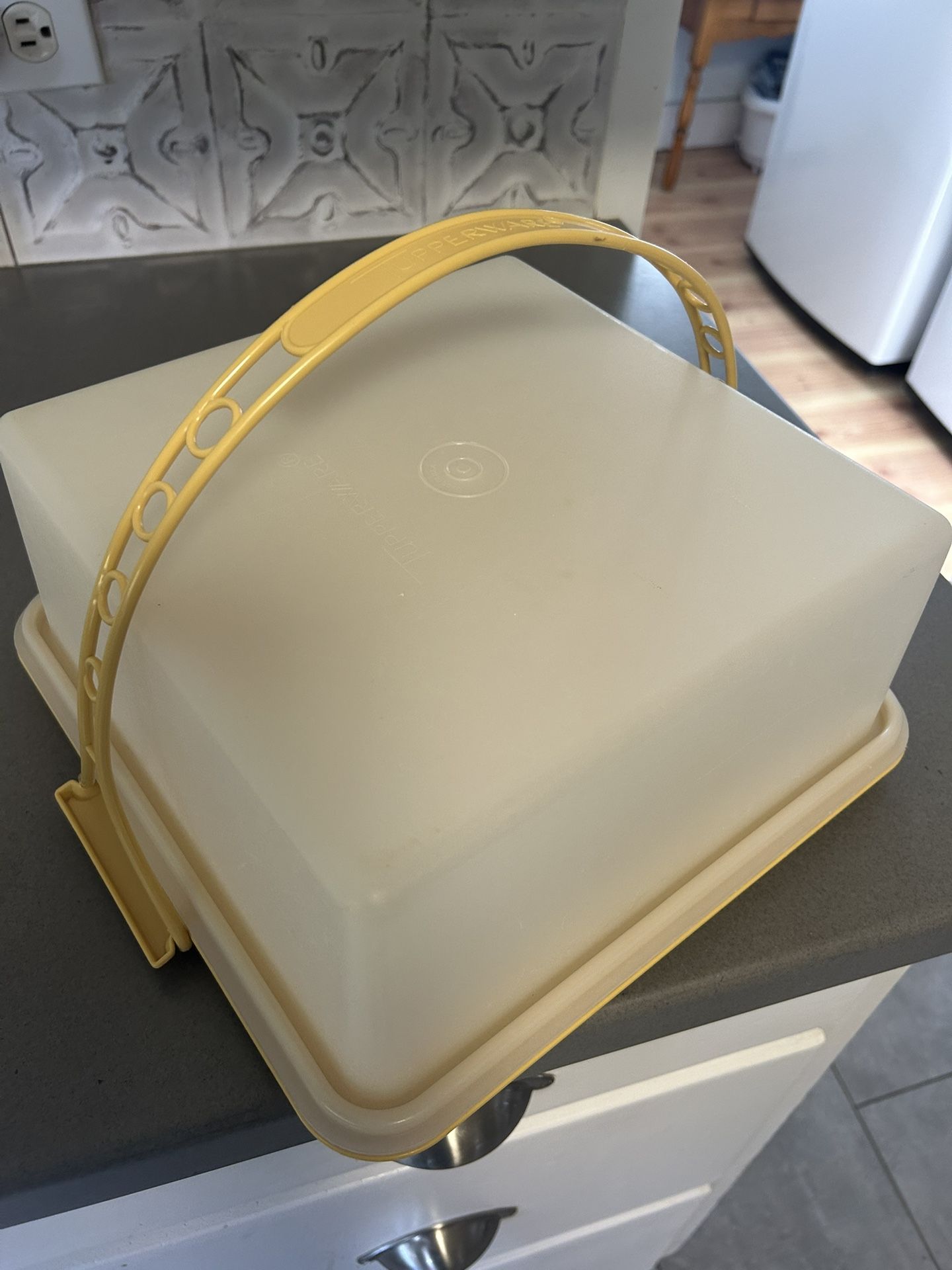 Tupperware Vintage Cake Carrier