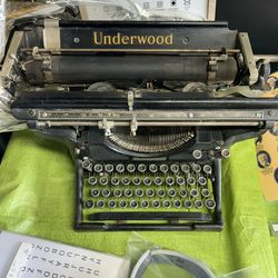 Classic Underwood Typewriter 1920s