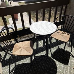 Round table w/ chairs