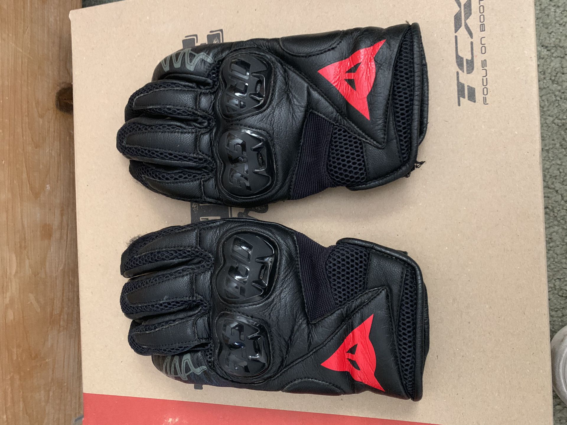 dainese gloves size medium