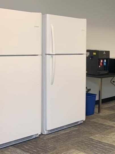 Frigidaire 20.4-cu ft Top-Freezer Refrigerator (White) - Like New!