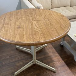Round dining table