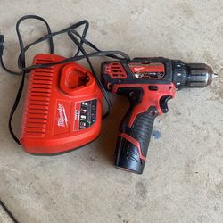 Milwaukee Drill DriverM12 Includes Battery And Charger