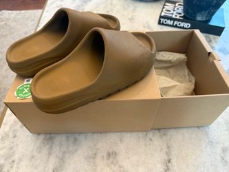 Yeezy Slides (Size 9)