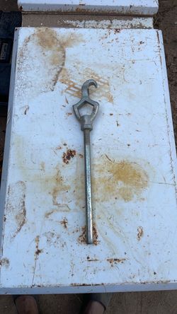 Fire hydrant wrench