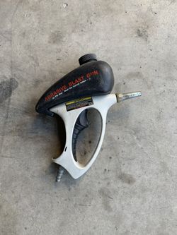 Abrasive blaster