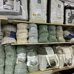 Blankets and more on SALE ‼️🔥