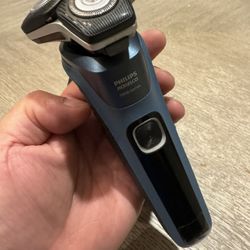 Philips Shaver Series 5000, Wet & Dry Electric Shaver with Cable-free Quick Clean Pod, S5882/50