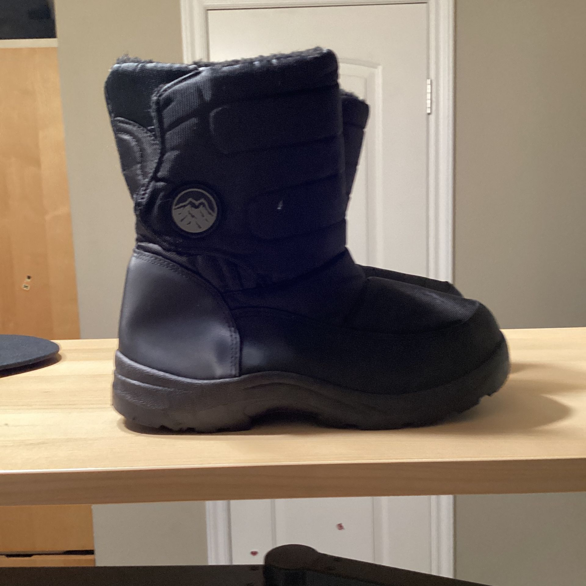 SNOW OR RAIN BOOTS …TODDLE SIZE 6…BLACK