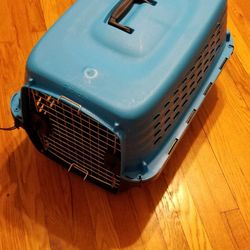 Petmate 24 inch crate kennel blue. barely used ready for pickup