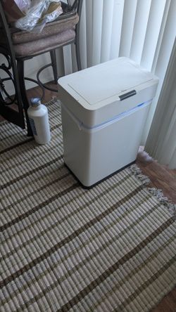 Automatic trash can
