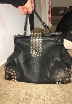 Non brand purse. Very fashionable.
