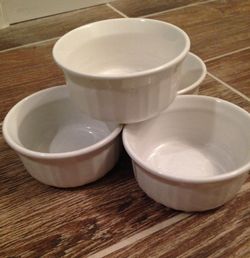 Corningware 7 ounce bowls… Set of four!!