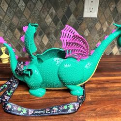 Disneyland Light-Up Elliott Dragon Popcorn Bucket 50th Anniversary.
Convention/Event
Main Street Electrical Parade
Character/Story/Theme
Elliott
Year
