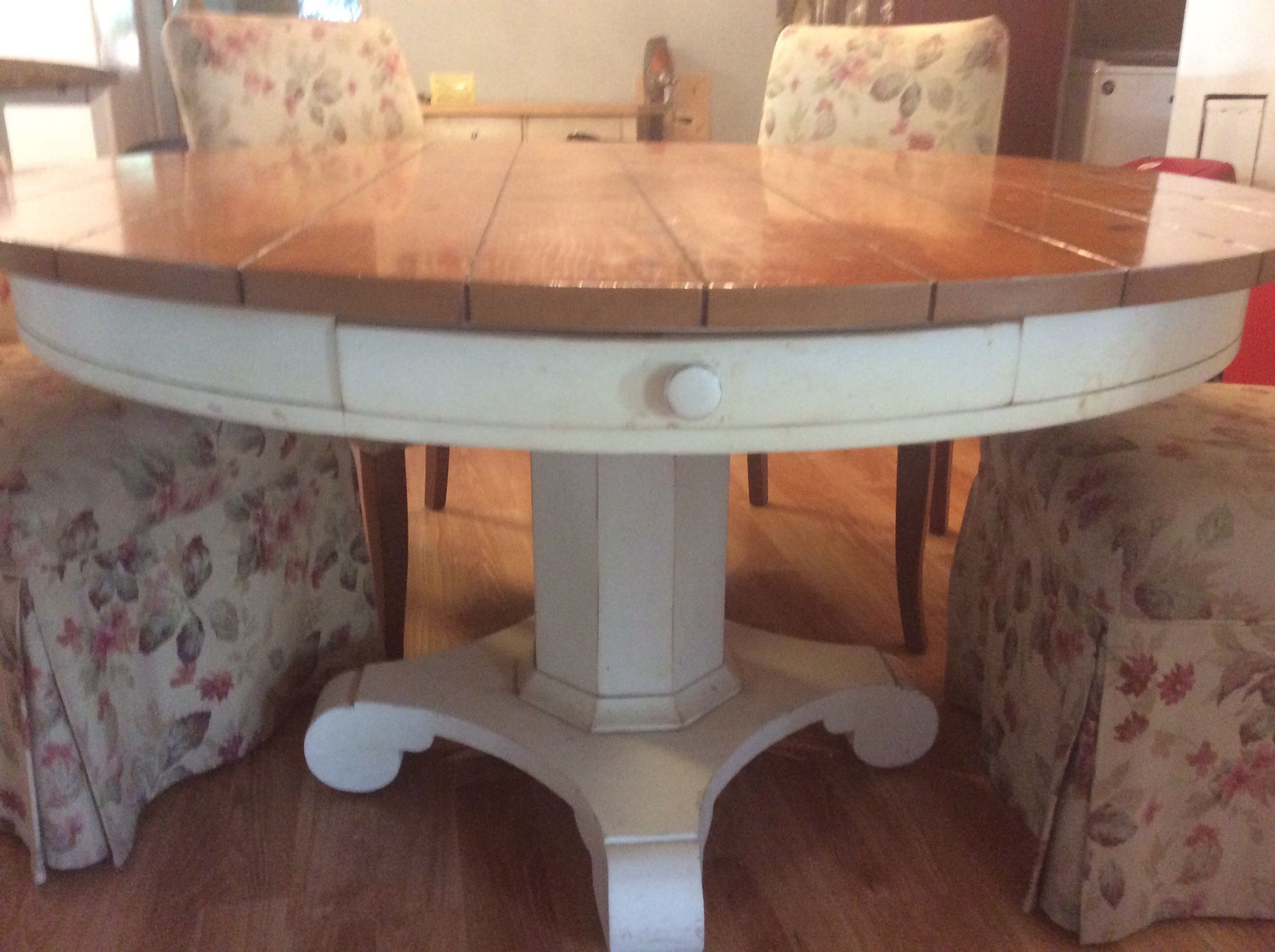 Quality Country Style Round Dining room kitchen table w/4 chairs for
