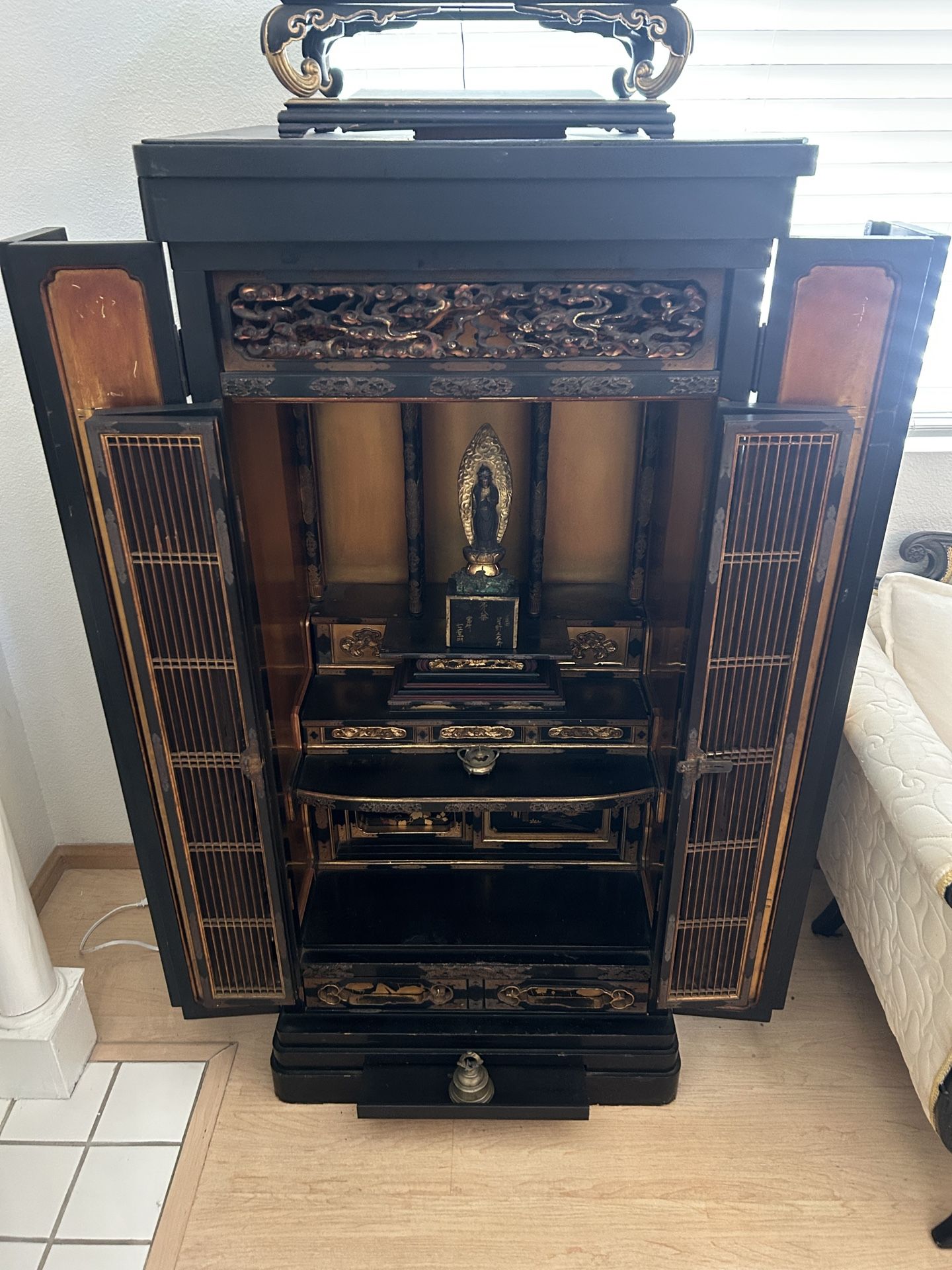 Large JAPANESE LACQUERED BUDSEDAN