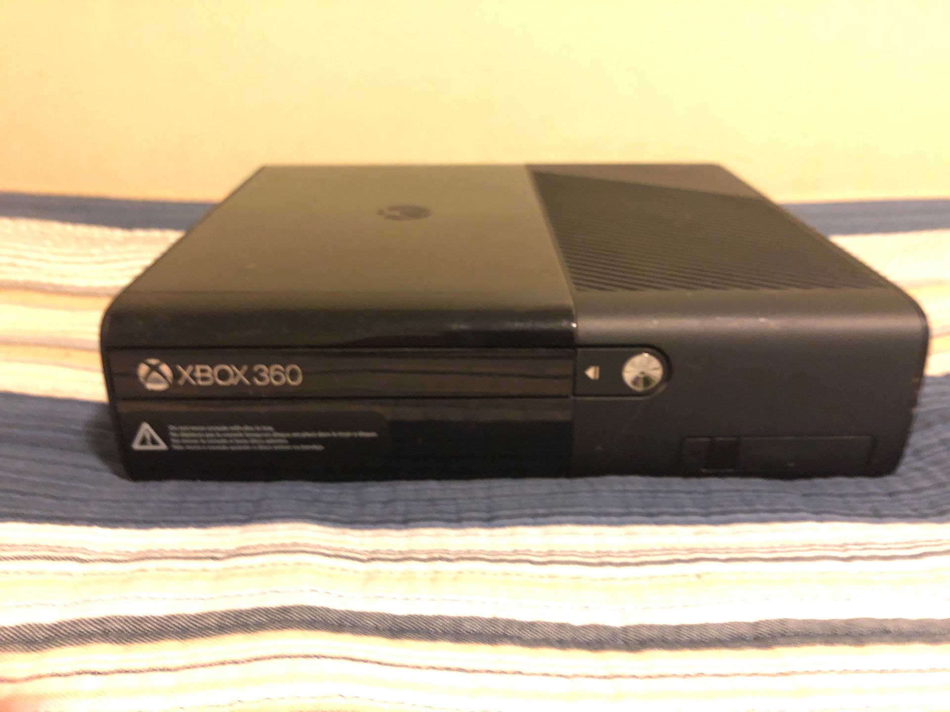 Xbox 360 (comes with games,controllers,and cable)