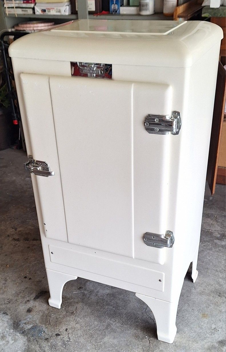 1935 FRIGIDAIRE REFRIGERATOR