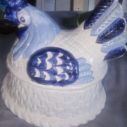 Gallina Poppytrail azul/blanca con base – pieza vintage completa

Descripción:  
Vendo gallina decorativa Poppytrail azul/blanca con su base original,