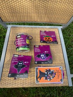 New in sealed packages Halloween craft kits . READ!