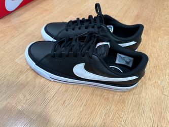 Nike Size 5 Boys Brand New Condition  Excellent Condition