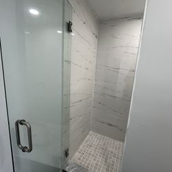 Modern 1 Bedroom / 1 Bath – Big Walk-In Shower – All Utilities Included