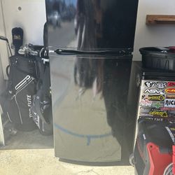 10 Cubic Ft Whirlpool Fridge- WORKS Great!