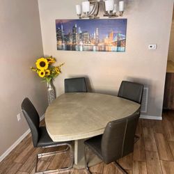 Table set with 4 chairs 