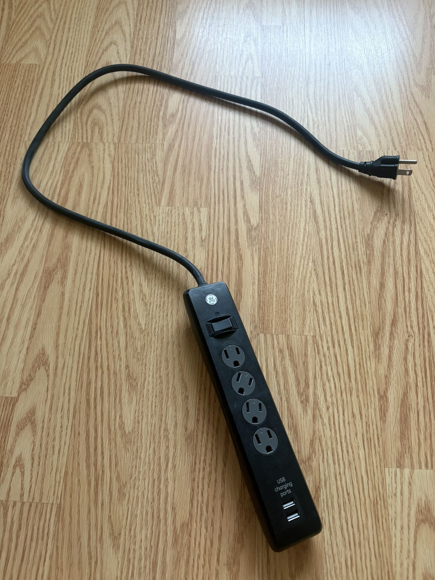 4 Outlet Power Strip Surge Protector With 2 USB Ports