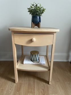 Light wood maple nightstand/end table in excellent condition