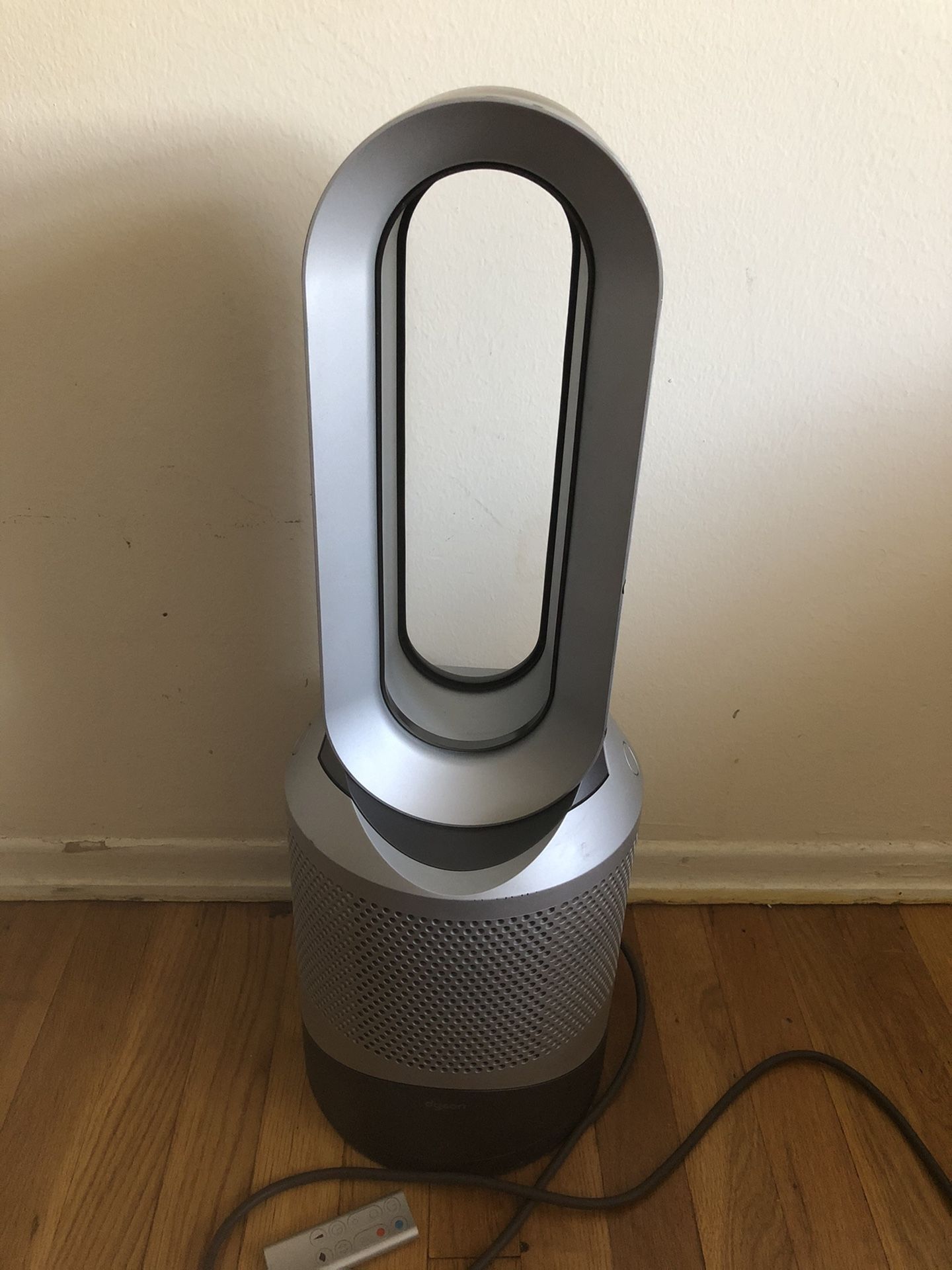 Dyson Pure Hot And Cool HEPA Air Purifier Fan And Heater With Remote, HP01.   Item is in used - good condition .   40 percent of filter life left .   