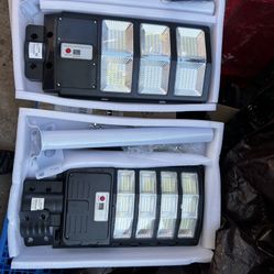 Solar street light 500 watts   2 for 40＄