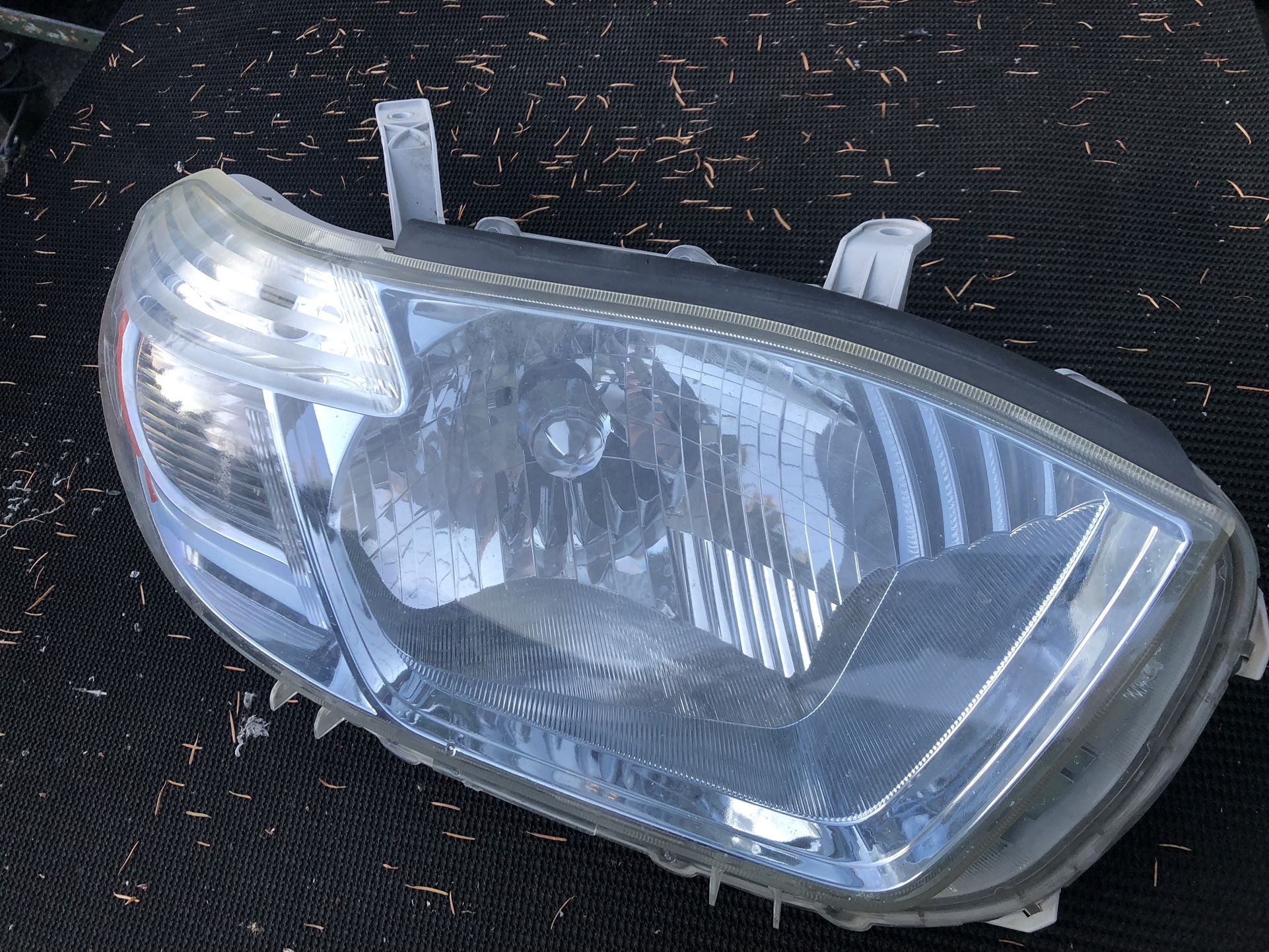 2008-2013 Toyota Highlander OEM Left Headlight