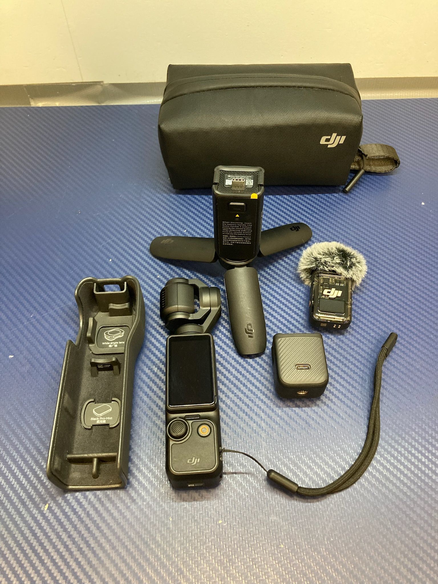 DJI - Osmo Pocket 3 3-Axis Stabilized 4K Handheld Camera