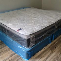 NEW KING-SIZE PILLOW TOP MATTRESS AND BOX SPRING 🆕️