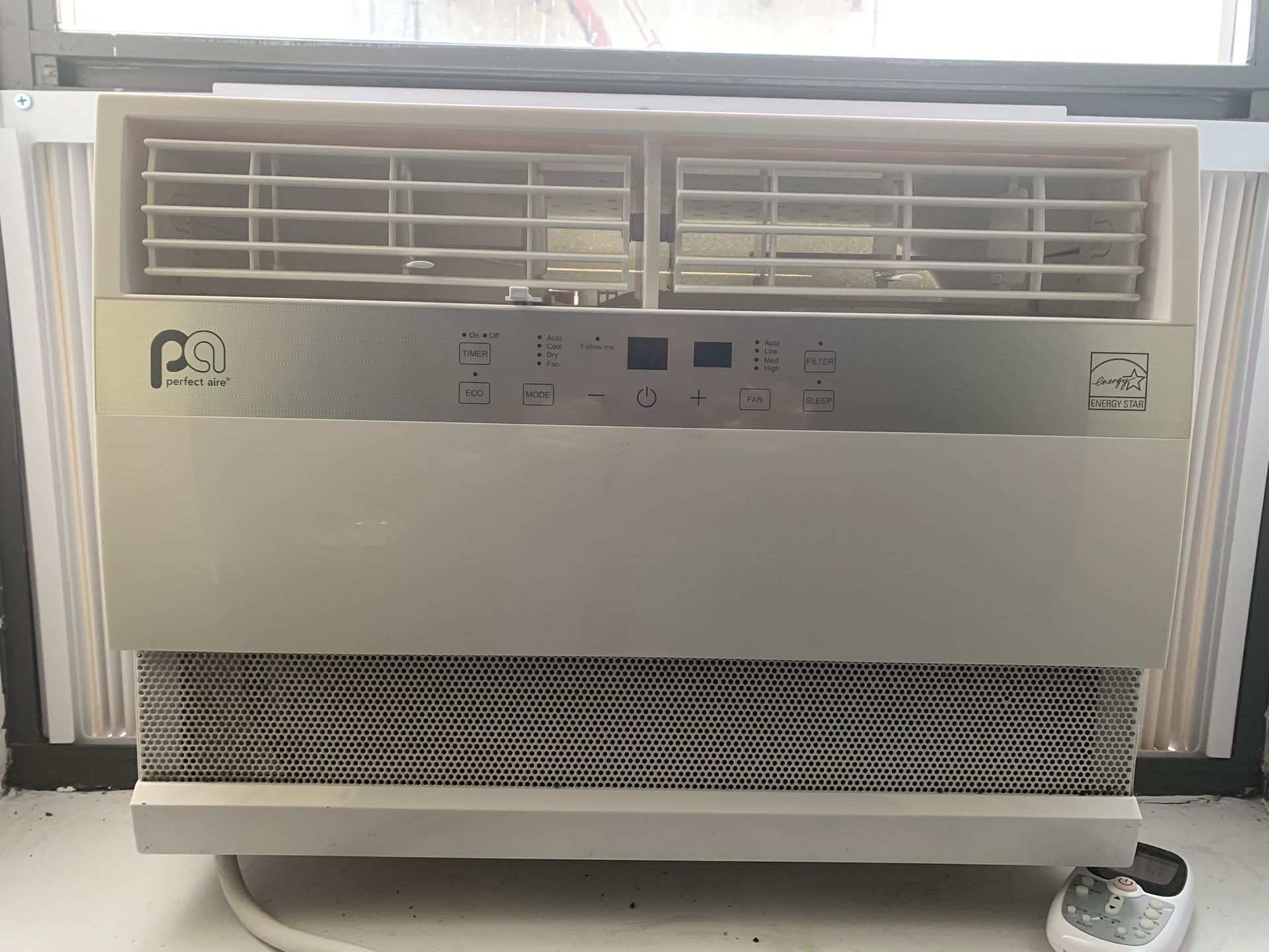 Perfect Aire 10,000 BTU Window AC with Remote + Bracket + Side panel insulation