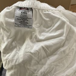 KIRKLAND KING SIZE FITTED BEDSHEET. FRESHLY LAUNDERED. 100% COTTON 680 Thread Count Pima Cotton.  Porch Pickup Cash Only PRICE IS FIRM