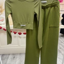 TWO PIECE SET SIZE LARGE 🥝 $18