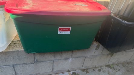 Plastic storage totes