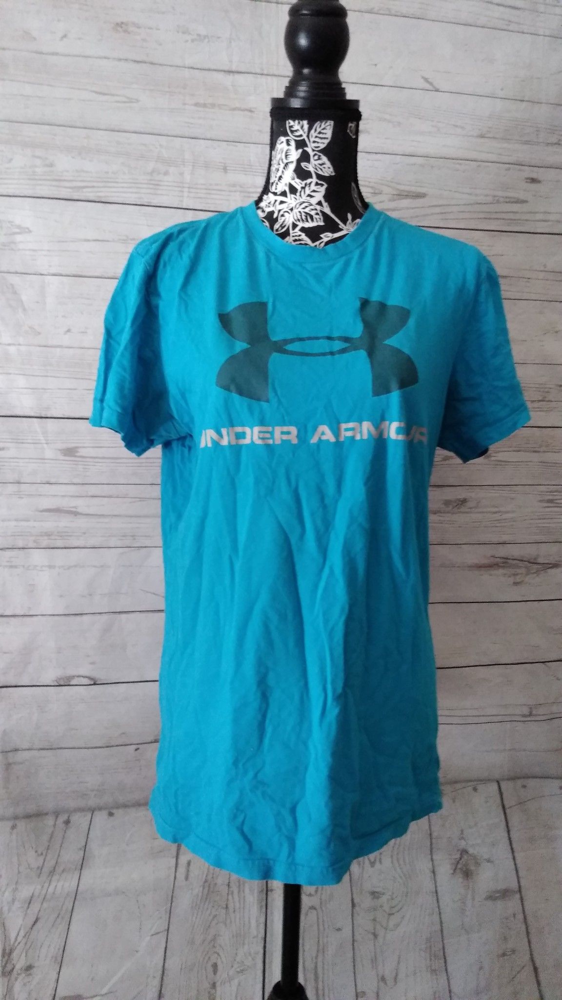 Beautiful Under Armour Shirt , size small ( excellent condition )