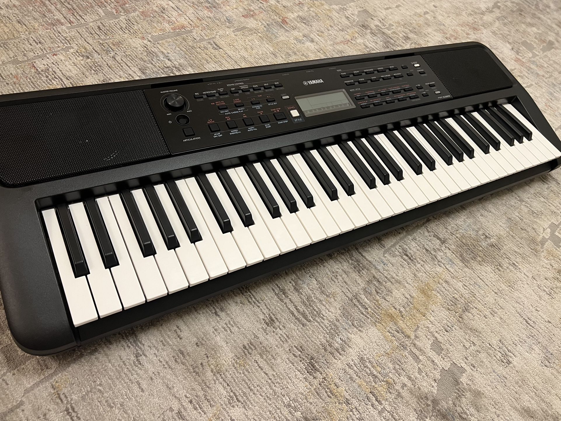 Yamaha E383 Keyboard Piano