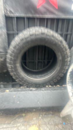 33x12.50 R 18 Tire $40